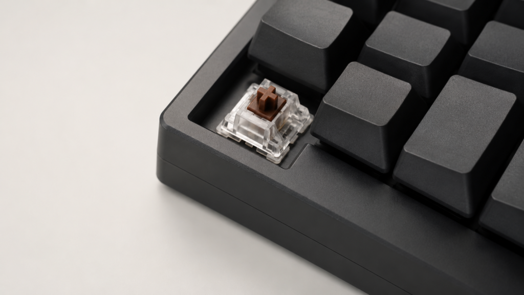 Close-up de switch de teclado mecânico gamer representando a escolha entre diferentes tipos de teclas.