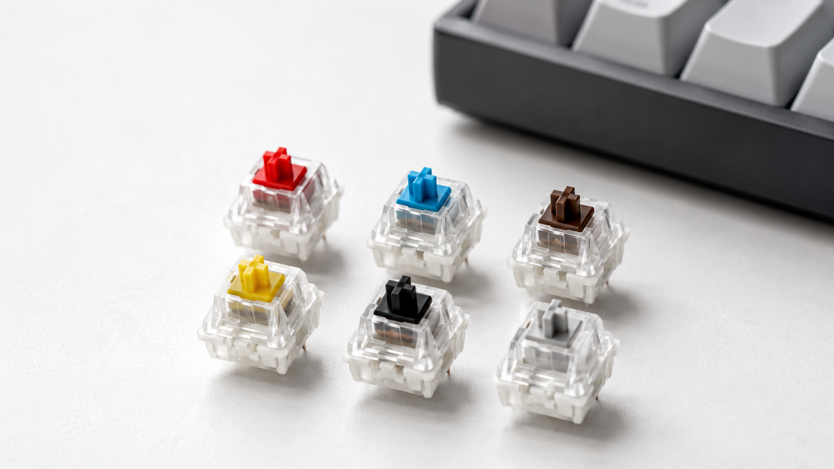 Switches de teclado mecânico em diferentes cores representando os principais tipos usados em teclados gamer.