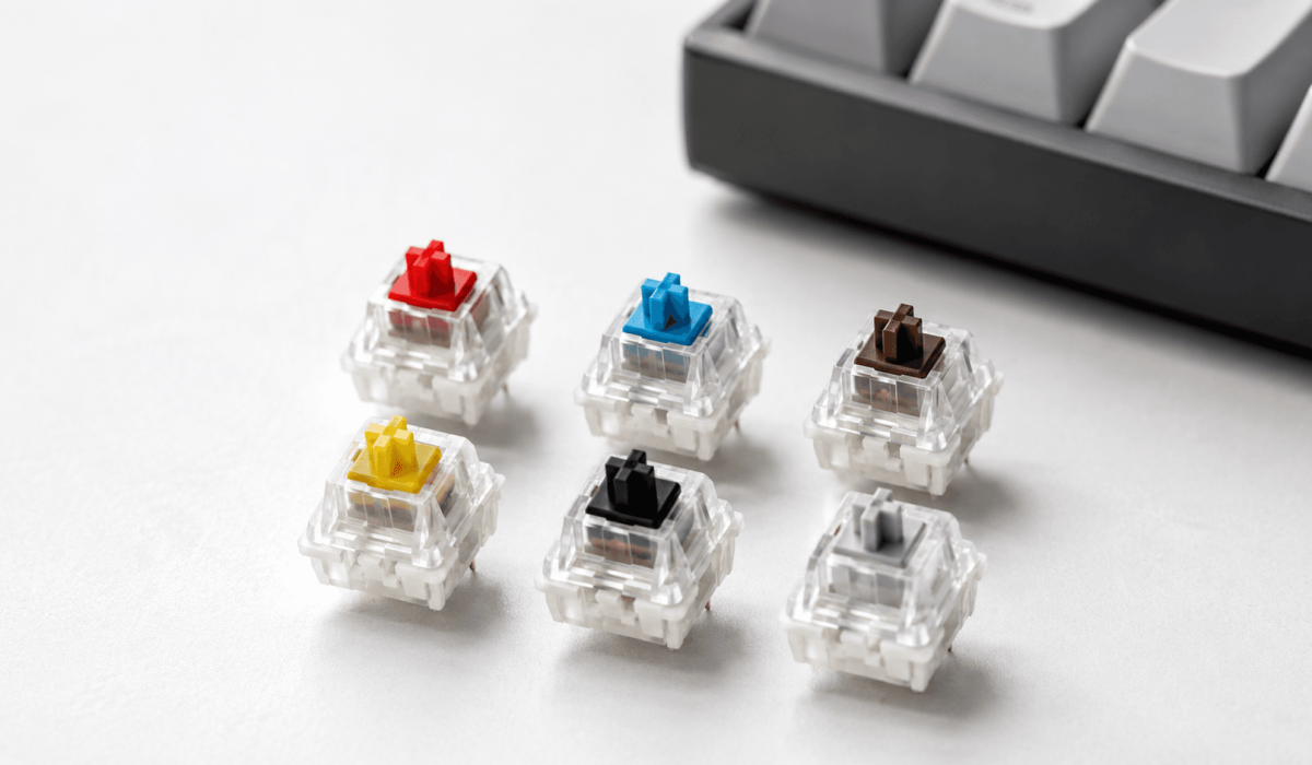 Switches de teclado mecânico em diferentes cores representando os principais tipos usados em teclados gamer.